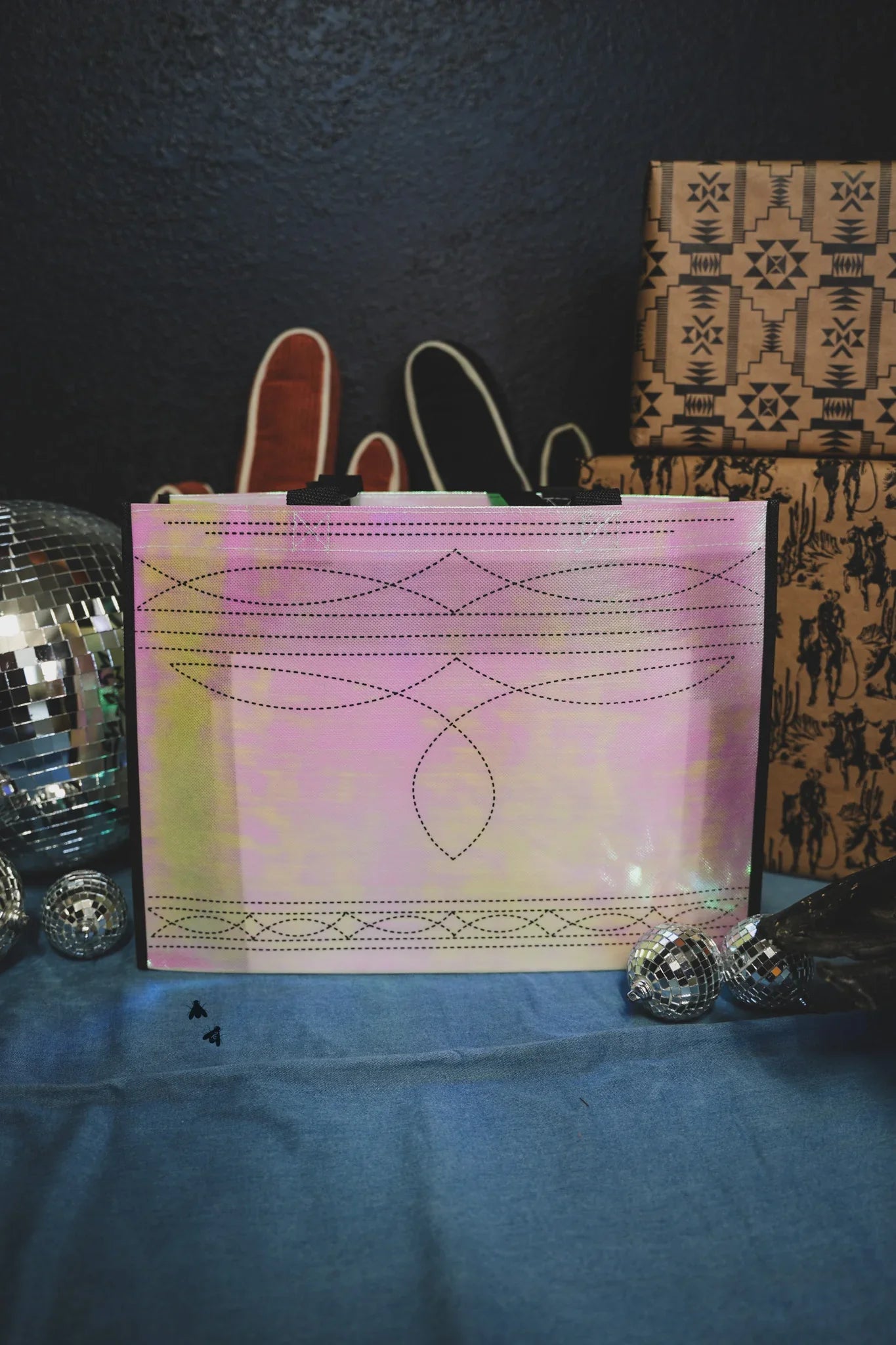 Trippy stitch boot tote